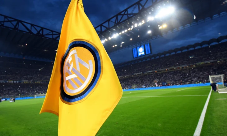 Inter “hedh grepat” te Manchester United, gati të rikthejë në Itali mbrojtësin holandez