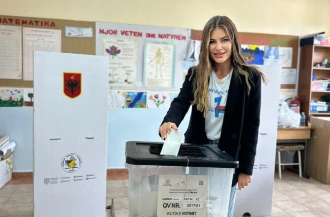 Ish-banorja e BBV4 befason me veshjen në qendrën e votimit, tregon kujt ja dha votën