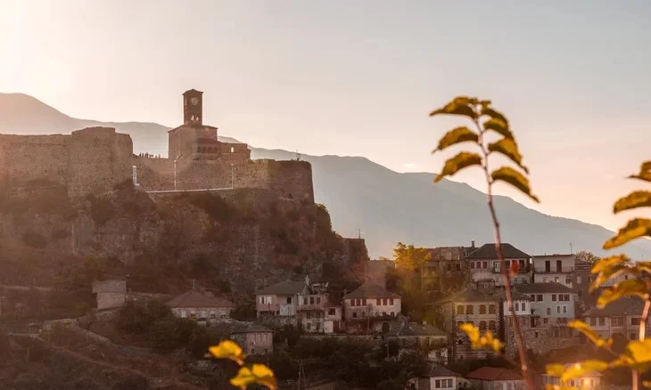 “Islands”:Zbuloni Gjirokastrën, Qytetin e Gurtë me arkitekturë dhe kuzhinë unike