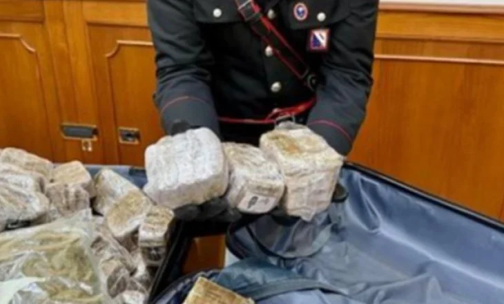 Itali/ Shqiptari kapet me 24 kg kokainë të fshehur në kasolle! Lëvizjet e dyshimta me makinë e tradhtuan, vlera 700 mijë euro