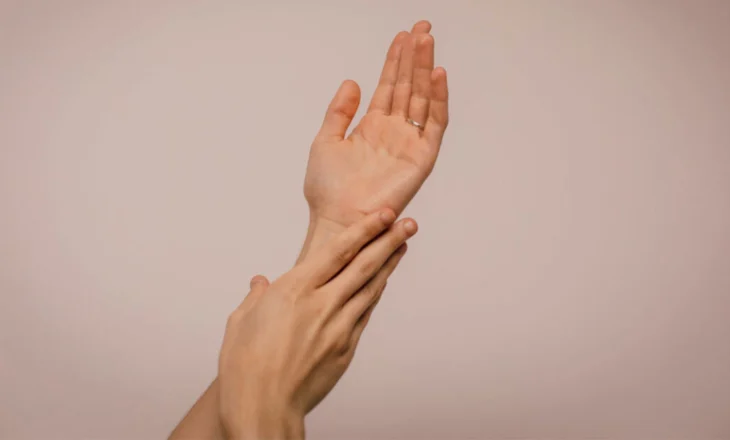 Ja çfarë problemi shëndetësor fshihet pas djersitjes së pëllëmbëve të duarve