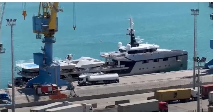 Jahti i miliarderit Jeff Bezos ankorohet në Portin e Durrësit