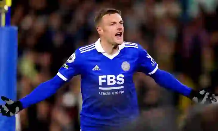 Jamie Vardy qëndron në Premier League, gati firma me skuadrën që triumfoi në FA Cup