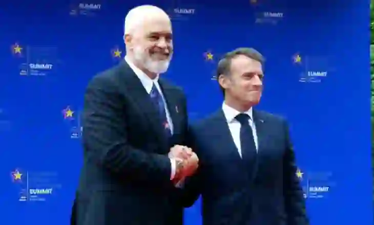 “Je vonë!”/ Rama ‘kritikon’ Macron, presidenti francez: Shumë bukur!