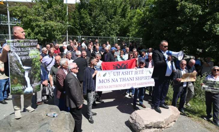 “Jo dorë e zënë në Mirditën e Bardhë”/ Banorët e fshatit Kaçinar mblidhen te ministria e Ballukut, protestë kundër…