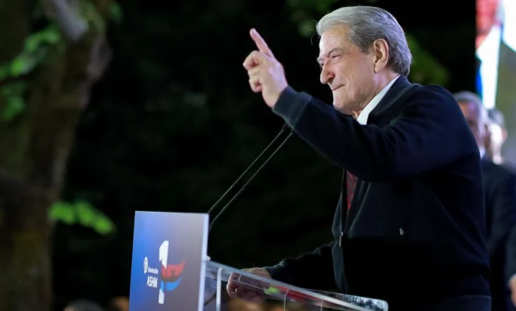“Ka krijuar një racë qeveritarësh që qëndrojnë vite dritë larg qytetarëve”, Berisha nga Dibra: Kalon nga sheshi në shesh me humor banal dhe teza bajate