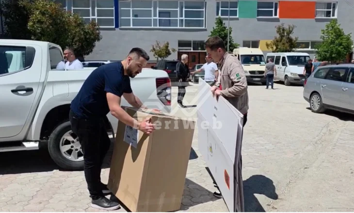 Ka nisur shpërndarja e materialeve zgjedhore në Bashkinë e Fierit