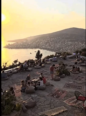 Kalaja e Lëkursit mbushur me turistë
