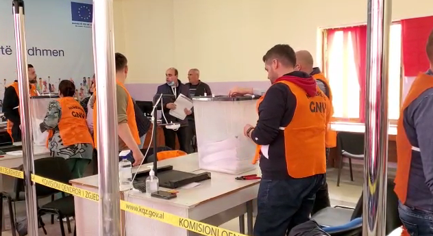 Kamëz/ Një kuti e pavlefshme, disa fletë ishin jashtë kutisë