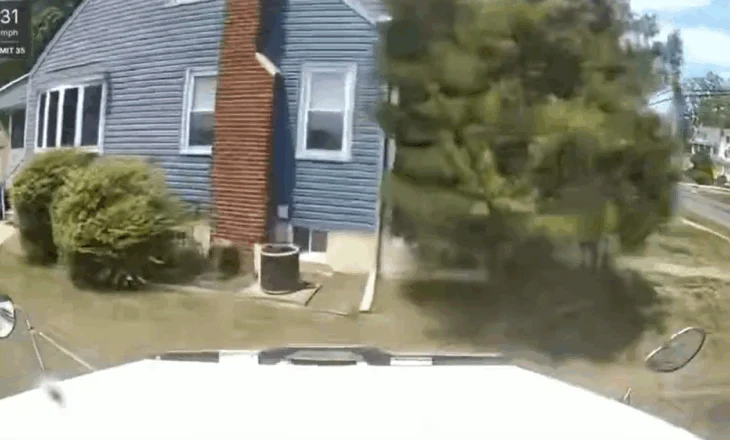 Kamioni 33 tonësh përplaset mbi një shtëpi në New Jersey, shihni videon e frikshme