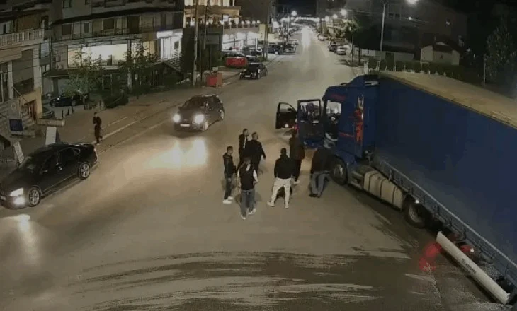 Kamioni për pak sa nuk goditi makinën e deputetit të PD, plas sherri