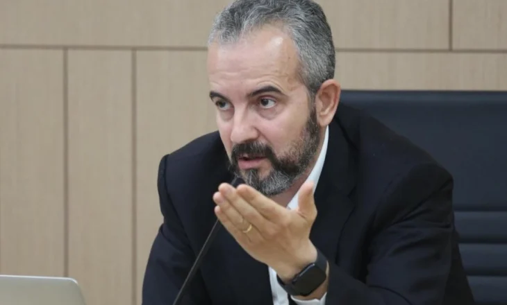 Kandidatë për deputetë kërkojnë të futen në qendra votimi, regon Celibashi: E paligjshme
