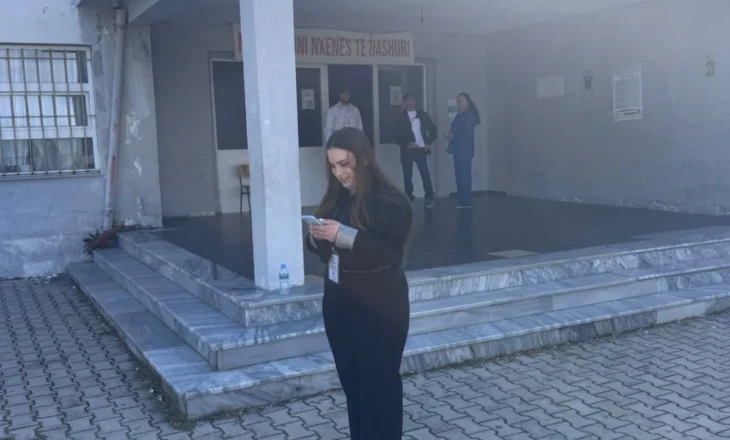 Kandidatja e PD hyn në Qendrën e Votimit në Ruzhdie të Fierit, PS denoncon rastin në KQZ