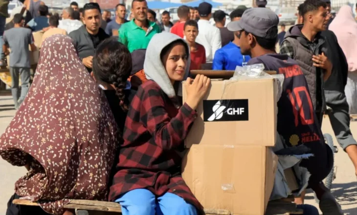 Kaos në Rafah, turmat “pushtojnë” pikën e grumbullimit dhe shpërndarjes së ndihmave ushqimore