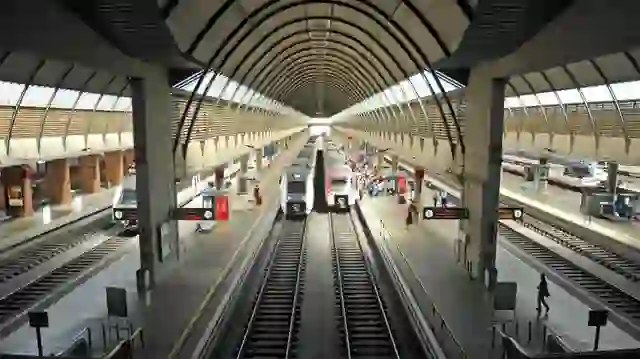 Kaos në Spanjë/ Mijëra pasagjerë të bllokuar në trena për orë të tëra, shkak vjedhja e kabllove në katër pika të ndryshme në linjën hekurudhore