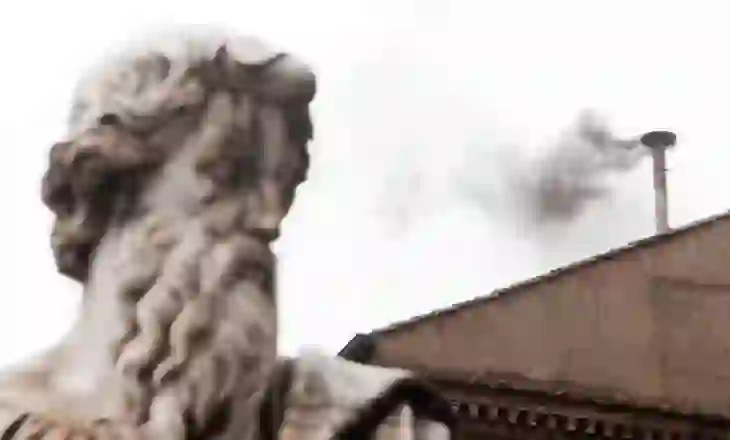 Kardinalët nga e gjithë bota mblidhen sot në Vatikan për të zgjedhur Papën e ri