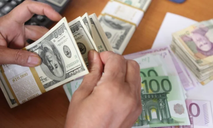 Këmbimi valutor 23 maj/ Me sa blihen e shiten dollari dhe euro, çfarë ndodh me monedhat e tjera