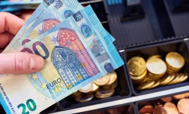 Këmbimi valutor me sa lekë blihen e shiten valutat kryesore ditën e sotme