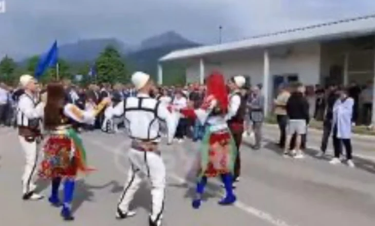 Këngë e valle/ Pritje madhështore për Sali Berishën në Qafë Morinë