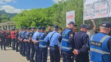 Kërkesat në vesh të shurdhër/ Banorët e Hotolishtit nisin sërish protestën, bllokojnë aksin kombëtar…