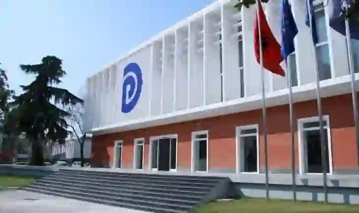 “Kërkojmë ndërhyrjen tuaj të menjëhershme për…”/ PD sërish ankesë në KQZ, problematikat me zarfet zgjedhore