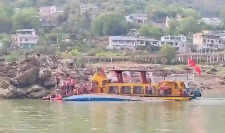 Kinë/ Fundosen 2 varka që transportonin turistë, 3 të vdekur dhe 60 të plagosur
