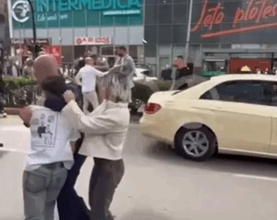 Konflikt i dhunshëm në mes të Tiranës, i riu i merr armën policit dhe tenton të qëllojë (Video)
