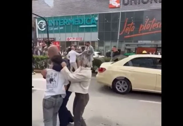 Konflikt i dhunshëm në mes të Tiranës, qytetari i merr armën policit dhe tenton të qëllojë