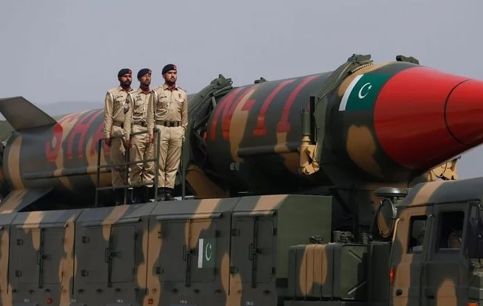 Konflikti me Indinë/ Shefi i Mbrojtjes i Pakistanit: Mund të nisë lufta bërthamore