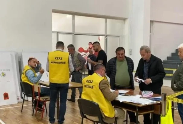 Korçë, shpërndahen materialet zgjedhore / Votojnë të dënuarat në burgun e Pojskës