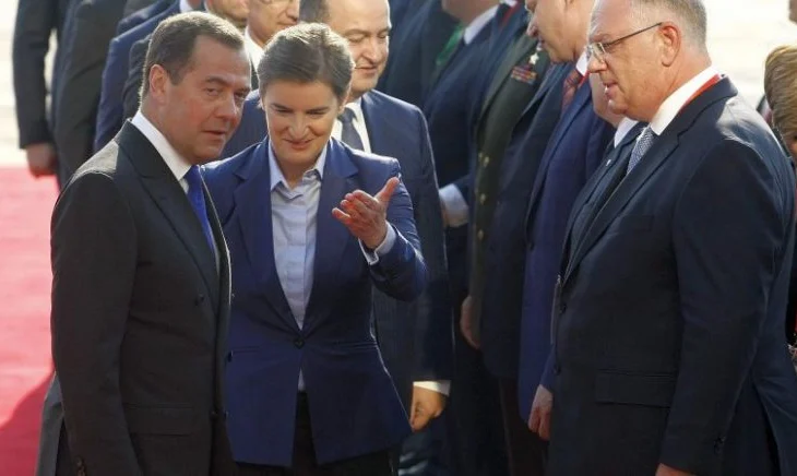 “Kriset” marrëdhënia Serbi-Rusi, ja si po mbrohet Vuçiç pas akuzave për dërgimin e armëve në Ukrainë