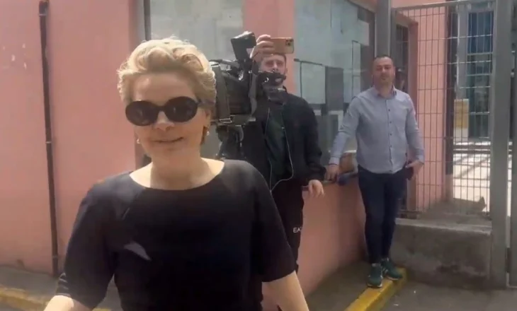 Kryemadhi paraqitet në SPAK e veshur me të zeza: Jo se kam ndonjë gjë të keqe, por…