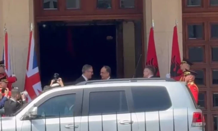 Kryeministri britanik, Keir Starmer mbërrin në Presidencë, takohet me Begajn