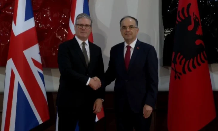Kryeministri britanik mbërrin në Presidencë, takim me Presidentin Begaj