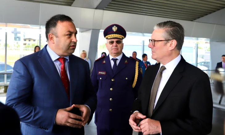 Kryeministri britanik vizitë në Portin e Durrësit, pritet nga ministri Hoxha: Kemi ndërtuar histori suksesi në menaxhimin e migracionit të paligjshëm