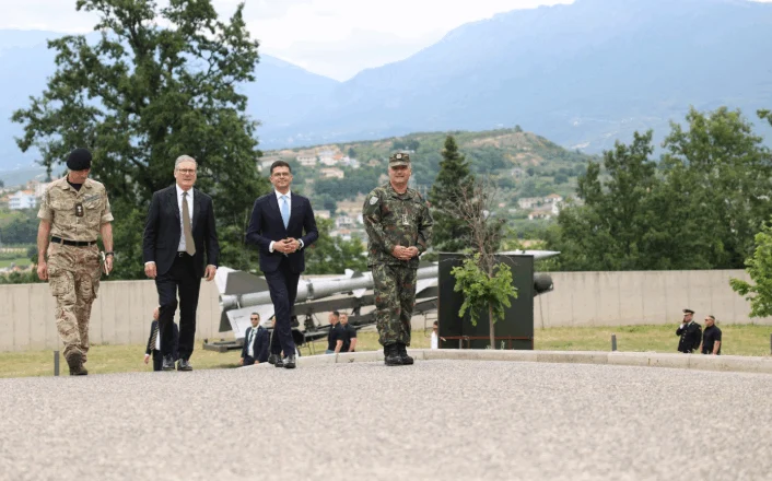 Kryeministri britanik viziton Qendrën e Inovacionit dhe Muzeun e FA