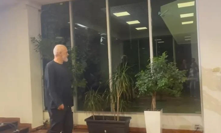Kryeministri Edi Rama largohet nga selia e PS, nuk jep asnjë koment për gazetarët