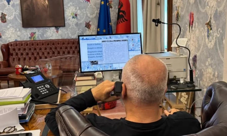 Kryeministri poston foton, fjalimi i fitores në kompjuter: Telefonata e vëllait tim Hashim ishte tejet prekëse