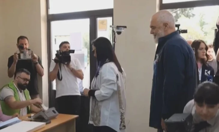 Kryeministri Rama i shoqëruar nga bashkëshortja Linda votojnë në Surrel: Të presim çfarë do të thotë populli