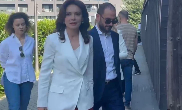 Kryeparlamentarja Elisa Spiropali, e para lidere politike që voton sot