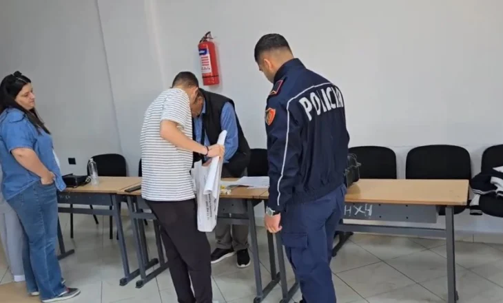 Kryetari i komisionit humb nënën, vonesë në hapjen e qendrës së votimit në Vlorë