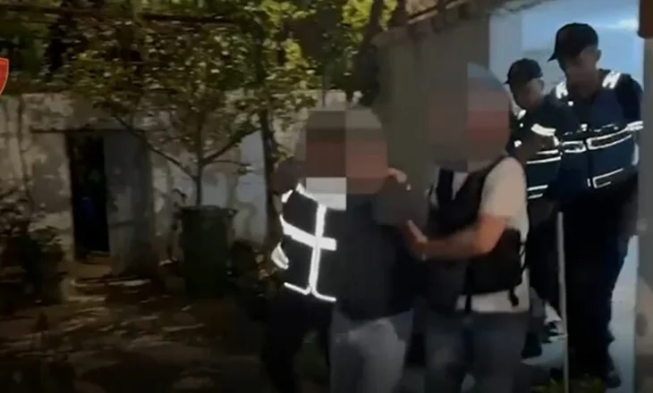 Kthen banesën në “depo armatimi”, zbulohen 11 pistoleta, 2000 fishekë, 2 antiplumba dhe një silenciator