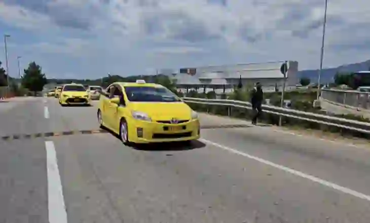 Kundër politikave qeveritare/ Targat e verdha bllokojnë aeroportin e Athinës, në grevë 48 orë