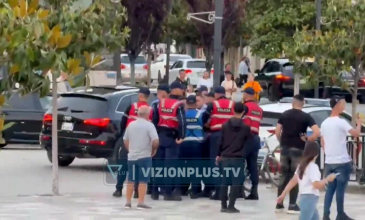 Kundërshtoi policët bashkiakë që po hiqnin banderolën, shoqërohet në komisariat kandidati i PD në Fier