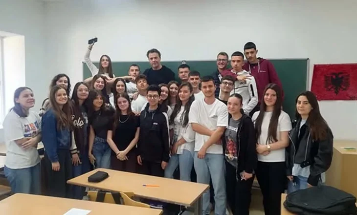 Kur një artist kthehet aty ku gjithçka nisi: fjala bëhet frymëzim dhe kujtimi merr jetë
