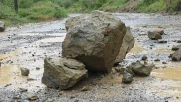 Kushtet atmosferike, reshjet e shiut krijojnë probleme në rrugë/ Gurë dhe rrëshqitje dheu në aksin Burrel-Rrëshen