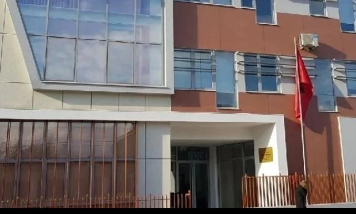 Lejuan shtrimin e rrugëve në Belsh në funksion të fushatës elektorale, Prokuroria ndalon 4 persona