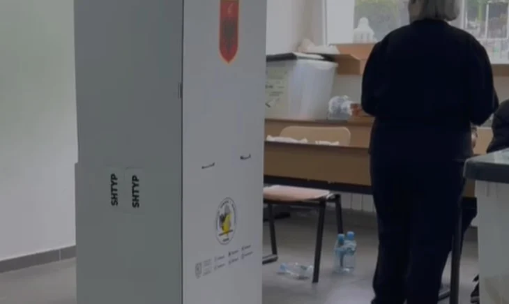 Lezhë/ Ndërpritet përkohësisht votimi në shkollën “Besëlidhja” në Lezhë, shkak një incident