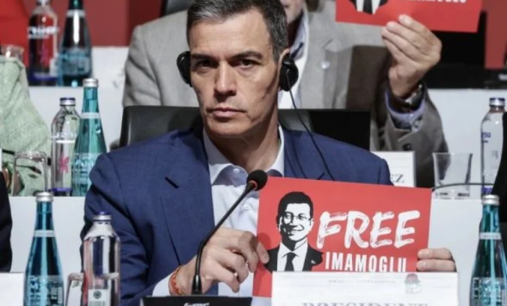 ‘Liri për Imamoglu’/ Internacionalja Socialiste nis punimet në Stamboll, opozita pankartë me mesazh për kryebashkiakun e burgosur