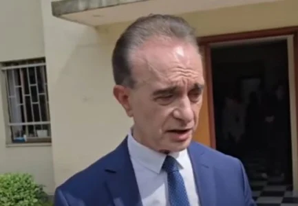 Luan Baçi denoncon parregullsi në Fier: Mungojnë 500 fletë nga një kuti!